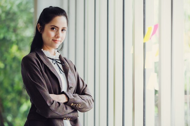 Schöne asiatische Geschäftsfrauen des Portraits