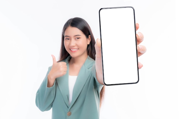 Schöne asiatische junge Frau Aufgeregtes überraschtes Mädchen, das Smartphone mit weißem Bildschirm des leeren Bildschirms für mobile App-Werbung zeigt, isoliert auf weißem Hintergrund Smartphone-Display Mock Up Image