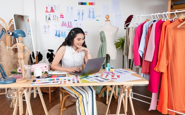 Schöne asiatische Modedesignerin, die im Bürostudio-Unternehmer SME-Geschäftskonzept arbeitet