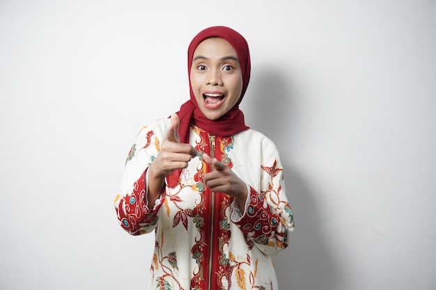 Foto schöne asiatische muslimische frau, die einen modernen indonesischen batik trägt, isoliert auf weißem hintergrund