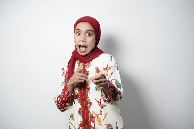 Foto schöne asiatische muslimische frau, die einen modernen indonesischen batik trägt, isoliert auf weißem hintergrund