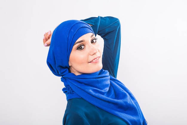 Schöne asiatische muslimische Frau Modell posiert auf weißem Hintergrund im Studio.