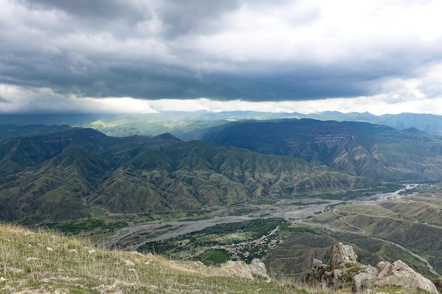 Schöne atemberaubende Aussicht auf die Berge während eines Gewitters in Dagestan Kaukasus Russland