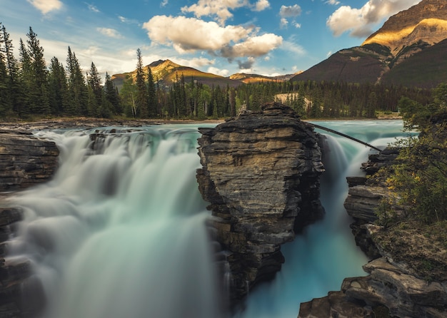 Foto schöne athabasca-fälle in jasper, alberta, kanada.