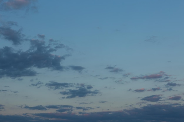 Schöne atmosphärische dramatische Wolken am Abend bei Sonnenuntergang