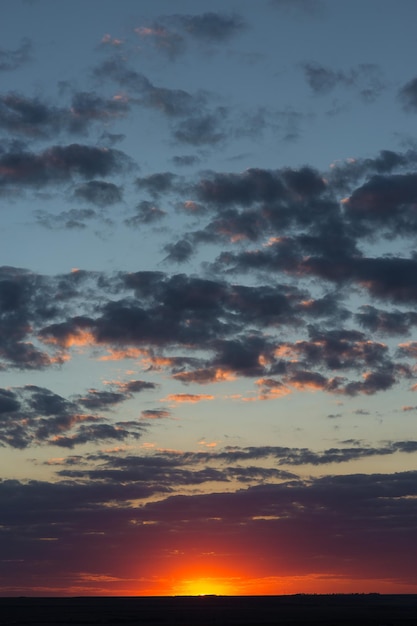 Schöne atmosphärische dramatische Wolken am Abend bei Sonnenuntergang