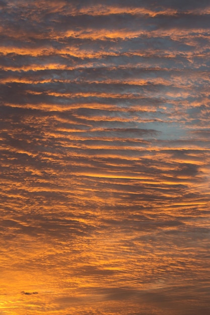 Schöne atmosphärische dramatische Wolken am Abend bei Sonnenuntergang