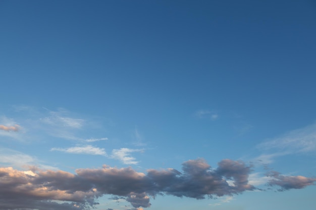 Schöne atmosphärische dramatische Wolken am Abend bei Sonnenuntergang