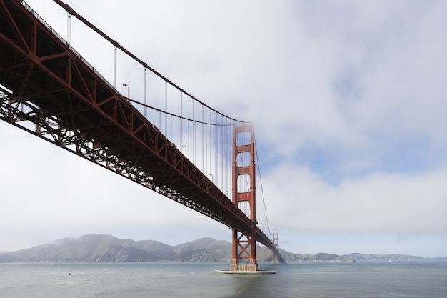 Schöne aufnahme der golden gate bridge in kalifornien usa an einem bewölkten tag