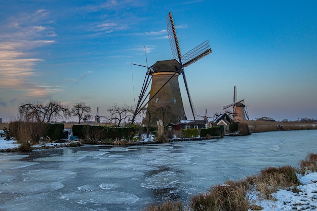 Schöne Aufnahme der Windmühlen von Kinderdijk bei Sonnenuntergang in den Niederlanden