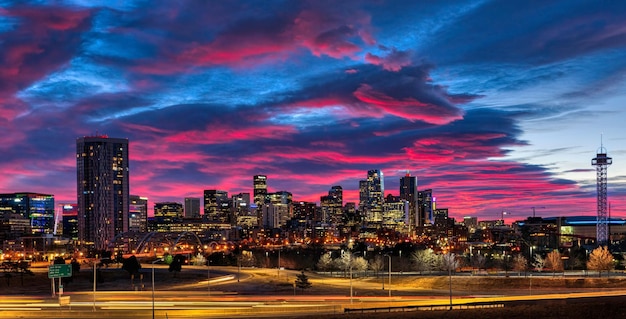 Schöne Aufnahme des Stadtbildes von Denver im Sonnenuntergang