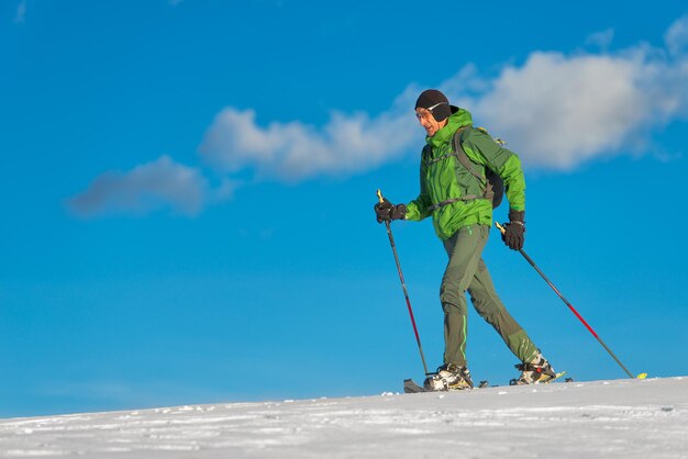 Schöne Aufnahme des Wanderers in den Bergen in der Wintersaison