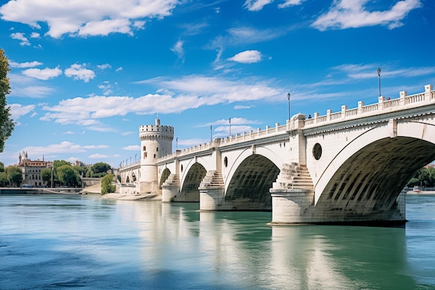 Schöne Aufnahme einer Avignon-Brücke in Frankreich mit blauem Himmel