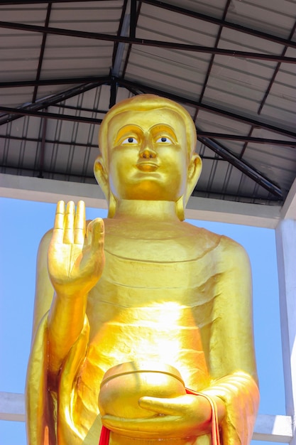 Schöne Aufnahme einer goldenen Buddha-Statue