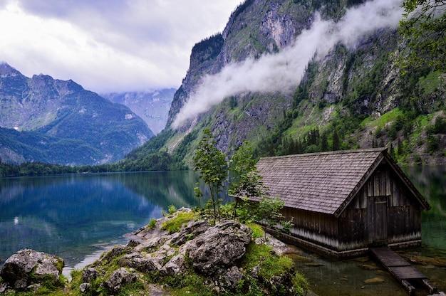 Schöne Aufnahme eines Holzhauses im Nationalpark Berchtesgaden in Ramsau, Deutschland