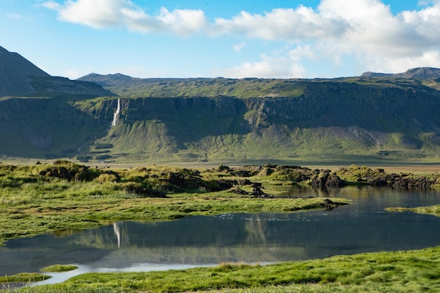 Schöne Aufnahme von Bergen in Island