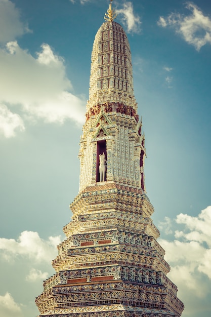 Schöne Aufnahme von der Spitze der Gebäude von Wat Arun