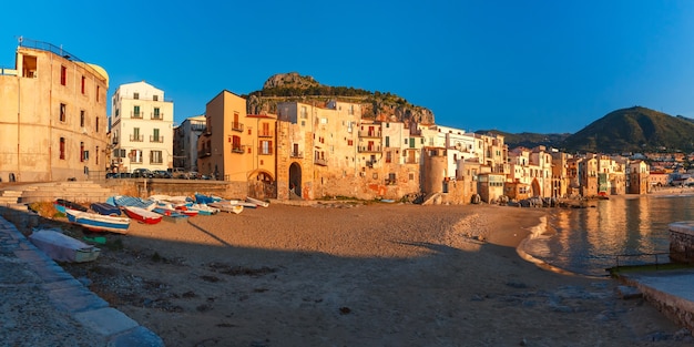 Schöne Aussicht auf alte Häuser in der Küstenstadt Cefalu am Morgen, Sizilien, Italien