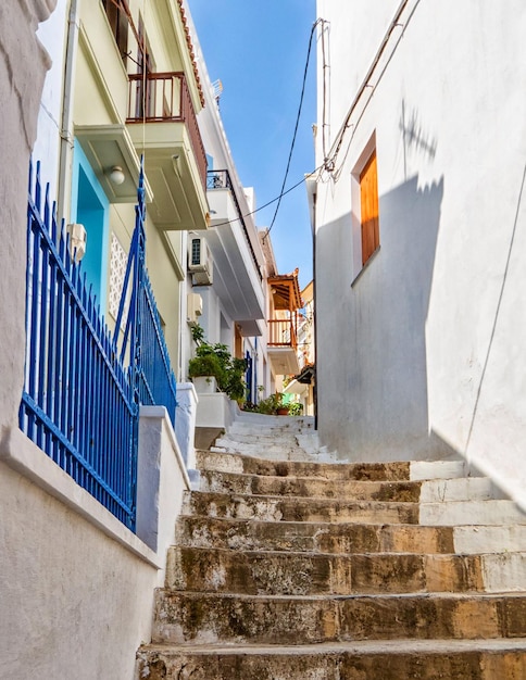 Schöne Aussicht auf alte weiße Häuser im kykladischen Stil auf den engen Gassen der Insel Skopelos in Griechenland