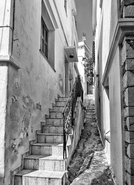 Schöne Aussicht auf alte weiße Häuser im kykladischen Stil auf den engen Gassen der Insel Skopelos in Griechenland