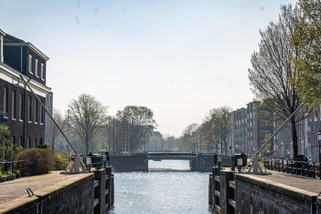 Schöne Aussicht auf Amsterdamer Kanäle mit Brücke und typisch holländischen Häusern Holland