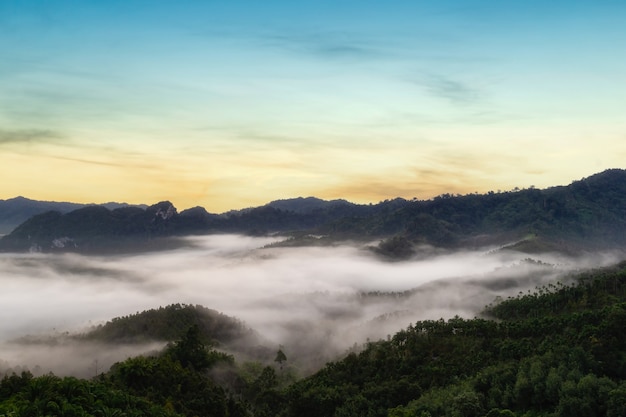 Schöne Aussicht auf Berge im Nebel bei Sonnenaufgang, Provinz Ranong, Thailand