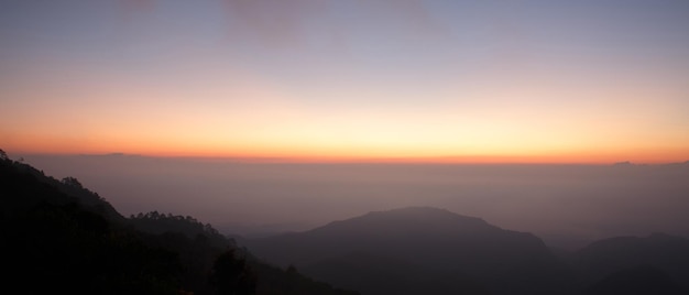 Schöne Aussicht auf Berge und weißen Nebel