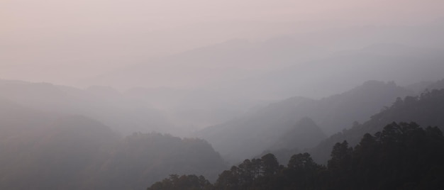 Schöne Aussicht auf Berge und weißen Nebel