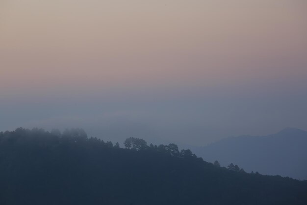 Schöne Aussicht auf Berge und weißen Nebel