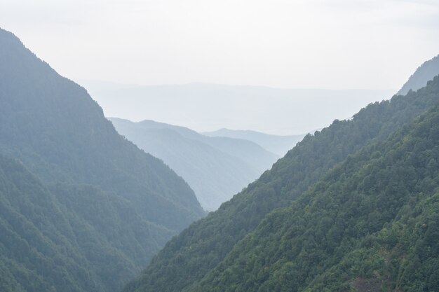 Schöne Aussicht auf Berge von Tuschetien, Landschaft. Reise nach Georgien
