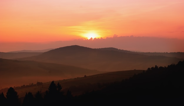 Schöne Aussicht auf Berghänge im Morgennebel