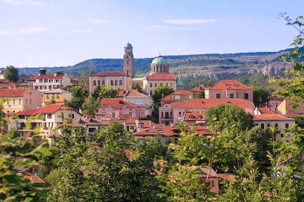 Schöne Aussicht auf Bulgariens antike Stadt Veliko Tarnovo