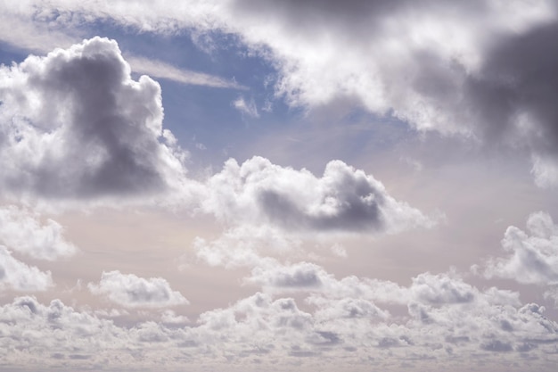 Schöne Aussicht auf Cumulus-Wolken in einem blauen Himmel mit Kopierraum Weiche Wolkenlandschaft mit flauschigen Wolken während des Tages Geschwollene weiße Wolken symbolisieren im Allgemeinen die Spiritualität und den Himmel der Erleuchtung