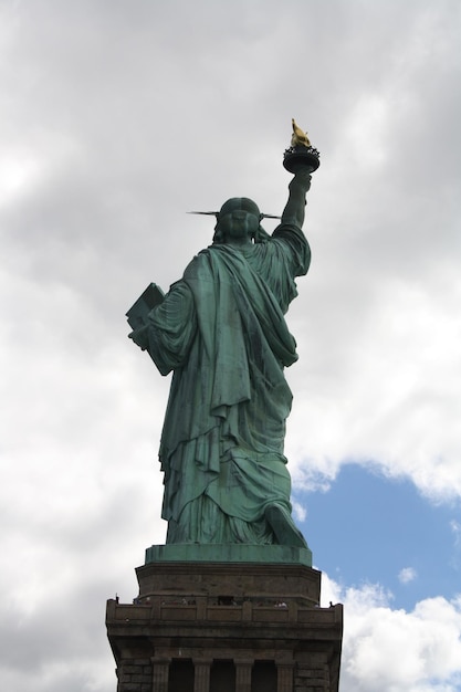 Foto schöne aussicht auf das amerikanische symbol, die freiheitsstatue, new york, usa