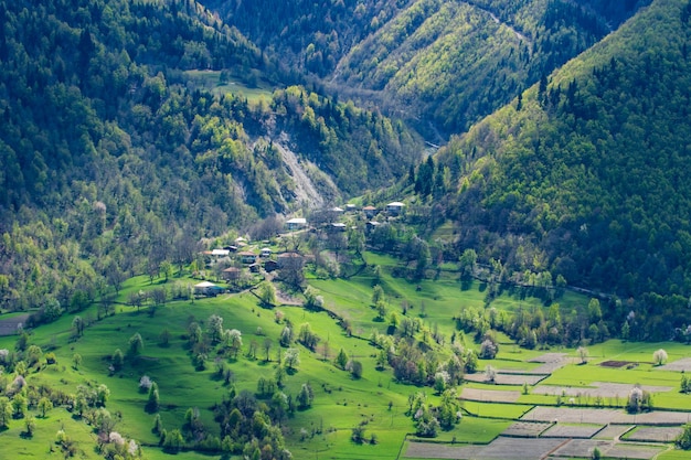 Schöne Aussicht auf das Bergdorf in Obersvanetien. Georgia