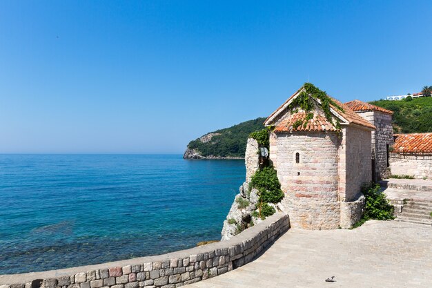 Schöne Aussicht auf das blaue Meer mit altem Backsteinturm