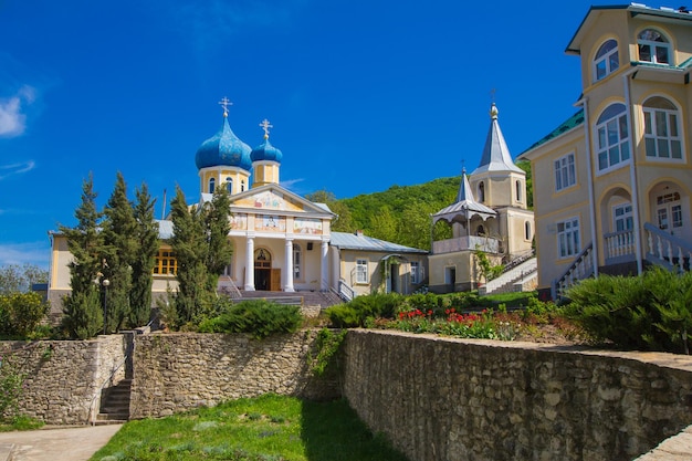 Schöne Aussicht auf das heilige Uspensky-Frauenkloster Kalarashovsky am Sany-Sammer-Tag. Das Kloster befindet sich am rechten Ufer des Dnjestr in der Nähe des Dorfes Kalarashovka. Das Moldawien-Kloster wurde im 16. Jahrhundert gegründet