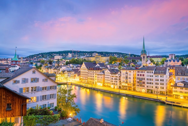 Schöne Aussicht auf das historische Stadtzentrum von Zürich bei Sonnenuntergang in der Schweiz