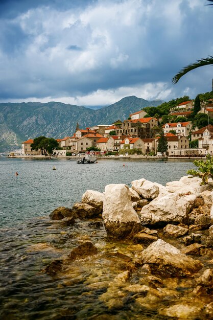 Schöne Aussicht auf das idyllische Dorf Perast an der Küste der Bucht von Boka Kotor in Montenegro