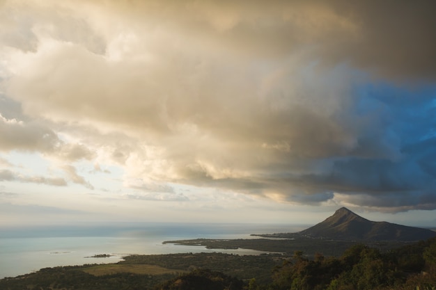 Schöne Aussicht auf das Meer, die Berge und die Wolken. Mauritius Island.