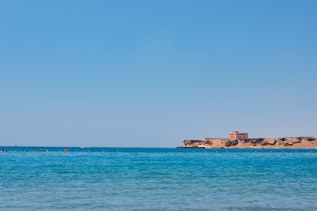 Schöne Aussicht auf das Meer kostet gegen blauen Himmel