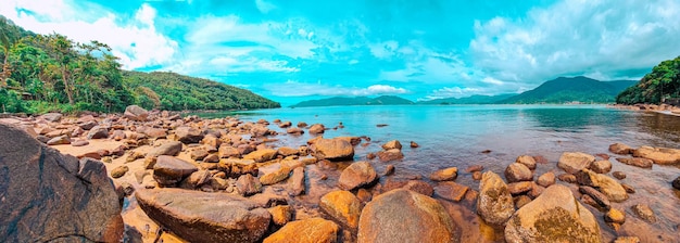 schöne Aussicht auf das Meer mit Felsen