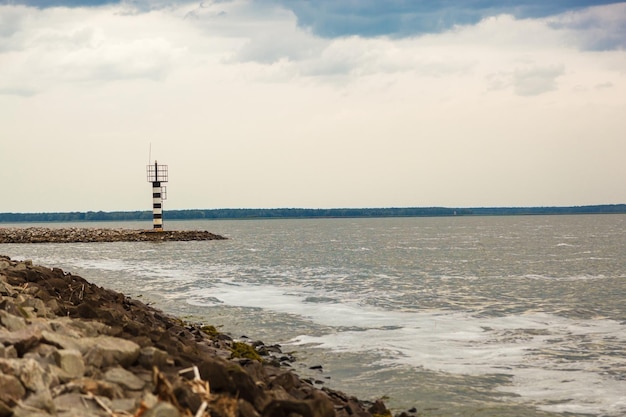 Schöne Aussicht auf das Meer mit Grenzen und Blick auf den Leuchtturm