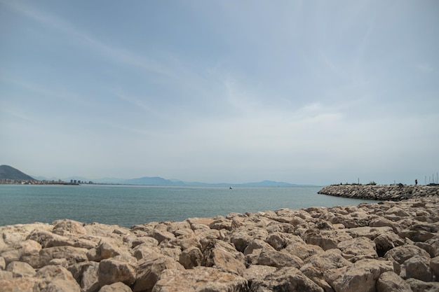 Schöne Aussicht auf das Meer Stadt und die Berge Grace entspannen Ruhe Süditalien Blick auf den Damm von Salerno