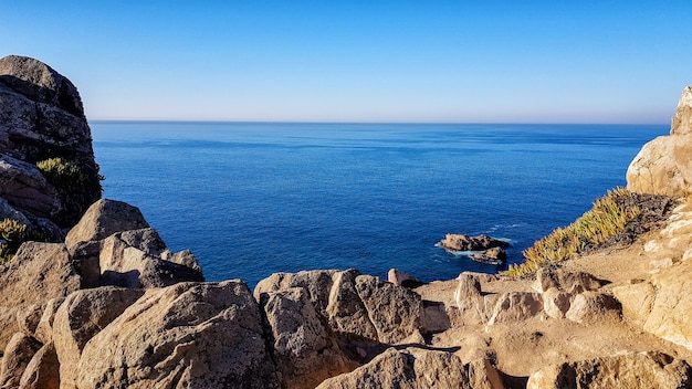 Schöne Aussicht auf das Meer und die Berge