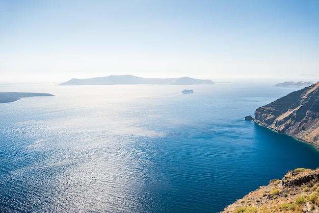 Schöne Aussicht auf das Meer und die Inseln. Blauer Himmel und blaues Meer. Santorin, Griechenland.