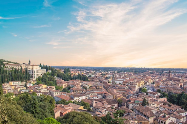 Schöne Aussicht auf das Panorama von Verona und den Lamberti-Turm am Ufer der Etsch in V