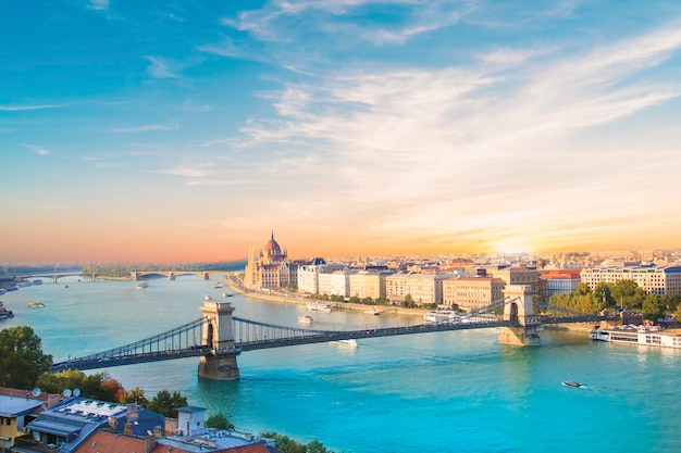 Schöne Aussicht auf das ungarische Parlament und die Kettenbrücke im Panorama von Budapest bei Nacht