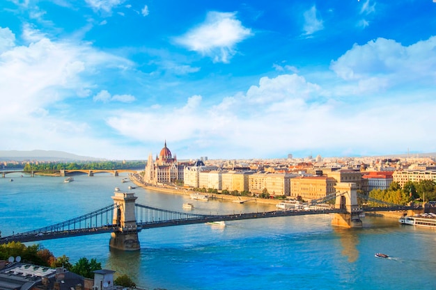 Schöne Aussicht auf das ungarische Parlament und die Kettenbrücke im Panorama von Budapest bei Nacht