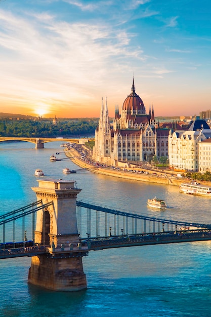 Schöne Aussicht auf das ungarische Parlament und die Kettenbrücke im Panorama von Budapest bei Nacht